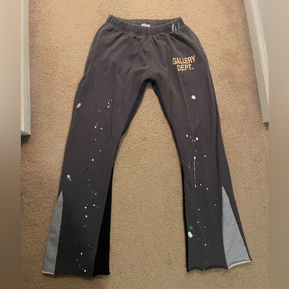 gallery dept flared flare sweatpants 
tagged Xl fit like M
Great condition